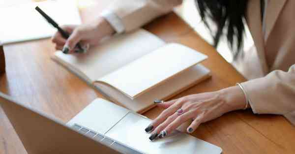 红色主题活动主持人稿_红色主题活动主题